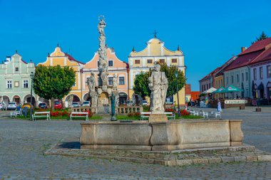 Telc, Çek Cumhuriyeti, 29 Haziran 2024: Çek Cumhuriyeti 'nin Telc kentindeki tarihi meydanda renkli evler. IMAGE