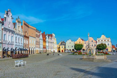 Telc, Çek Cumhuriyeti, 29 Haziran 2024: Çek Cumhuriyeti 'nin Telc kentindeki tarihi meydanda renkli evler. IMAGE