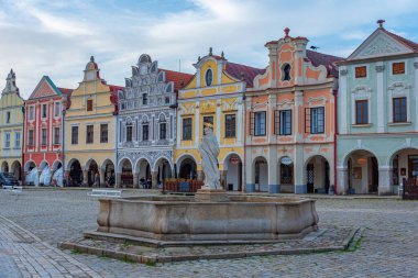Telc, Çek Cumhuriyeti, 29 Haziran 2024: Çek Cumhuriyeti 'nin Telc kentindeki tarihi meydandaki renkli evlerin günbatımı. IMAGE