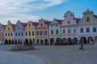 Telc, Çek Cumhuriyeti, 29 Haziran 2024: Çek Cumhuriyeti 'nin Telc kentindeki tarihi meydandaki renkli evlerin günbatımı. IMAGE