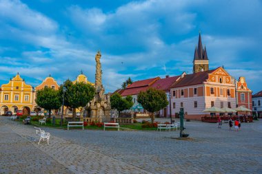 Telc, Çek Cumhuriyeti, 29 Haziran 2024: Çek Cumhuriyeti 'nin Telc kentindeki tarihi meydandaki renkli evlerin günbatımı. IMAGE