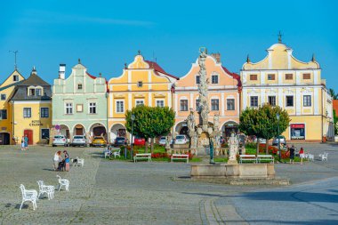 Telc, Çek Cumhuriyeti, 29 Haziran 2024: Çek Cumhuriyeti 'nin Telc kentindeki tarihi meydanda renkli evler. IMAGE
