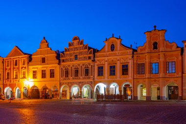 Telc, Çek Cumhuriyeti, 29 Haziran 2024: Çek Cumhuriyeti 'nin Telc kentindeki tarihi meydandaki renkli evlerin günbatımı. IMAGE