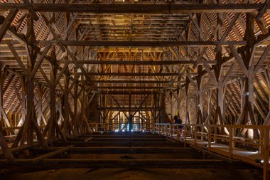 Jihlava, Çek Cumhuriyeti, 30 Haziran 2024: Çek Cumhuriyeti, Jihlava 'daki Aziz James kilisesinin ahşap tavanı.