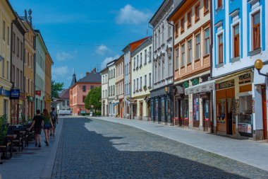 Jihlava, Çek Cumhuriyeti, 30 Haziran 2024: Çek Cumhuriyeti 'nin merkezindeki ticaret caddesi. IMAGE