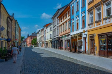 Jihlava, Çek Cumhuriyeti, 30 Haziran 2024: Çek Cumhuriyeti 'nin merkezindeki ticaret caddesi. IMAGE
