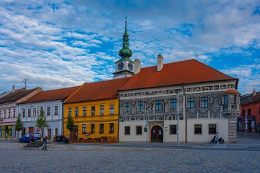 Trebiç, Çek Cumhuriyeti, 4 Temmuz 2024: Trebic, Çek Cumhuriyeti 'nde Karlovo namesti Meydanı' nda boyanmış ev.