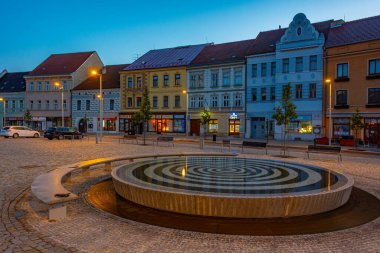 Trebiç, Çek Cumhuriyeti, 5 Temmuz 2024: Çek Cumhuriyeti Trebic, Çek Cumhuriyeti 'nde Karlovo namesti meydanının gün doğumu görünümü. IMAGE