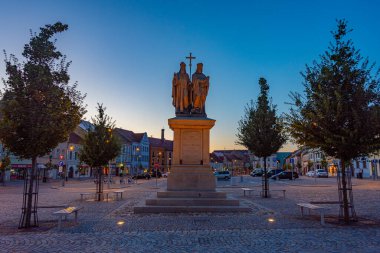 Trebiç, Çek Cumhuriyeti, 5 Temmuz 2024: Çek Cumhuriyeti 'nin Trebic, Çek Cumhuriyeti' ndeki Karlovo namesti meydanında Kiril ve Method heykelinin gündoğumu manzarası.