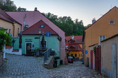 Trebiç, Çek Cumhuriyeti, 5 Temmuz 2024: Çek Cumhuriyeti 'nin Trebic kentinin Yahudi mahallesindeki renkli cadde.