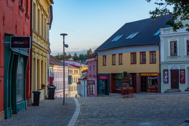 Trebiç, Çek Cumhuriyeti, 5 Temmuz 2024: Çek Cumhuriyeti 'nin merkezindeki ticaret caddesi. IMAGE