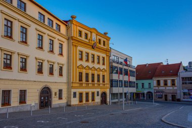Trebiç, Çek Cumhuriyeti, 5 Temmuz 2024: Çek Cumhuriyeti Trebic, Çek Cumhuriyeti 'nde Karlovo namesti meydanının gün doğumu görünümü. IMAGE
