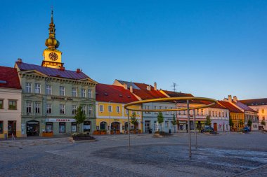 Trebiç, Çek Cumhuriyeti, 5 Temmuz 2024: Çek Cumhuriyeti Trebic, Çek Cumhuriyeti 'nde Karlovo namesti meydanının gün doğumu görünümü. IMAGE