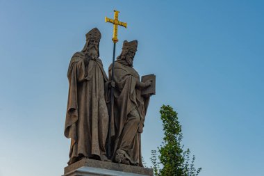 Trebiç, Çek Cumhuriyeti, 5 Temmuz 2024: Çek Cumhuriyeti 'nin Trebic, Çek Cumhuriyeti' ndeki Karlovo namesti meydanında Kiril ve Method heykelinin gündoğumu manzarası.
