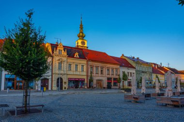 Trebiç, Çek Cumhuriyeti, 5 Temmuz 2024: Çek Cumhuriyeti Trebic, Çek Cumhuriyeti 'nde Karlovo namesti meydanının gün doğumu görünümü. IMAGE