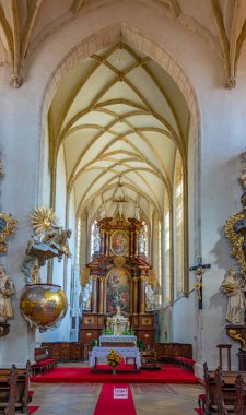 Znojmo, Çek Cumhuriyeti, 5 Temmuz 2024: Çek Cumhuriyeti 'nin Znojmo kentindeki Aziz Nicholas Kilisesi.