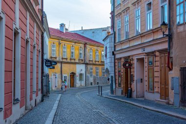 Znojmo, Çek Cumhuriyeti, 5 Temmuz 2024: Çek Cumhuriyeti 'nin eski Znojmo kasabasındaki renkli cadde.