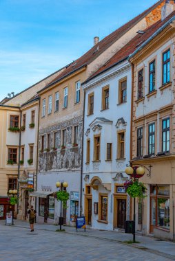 Znojmo, Çek Cumhuriyeti, 5 Temmuz 2024: Çek Cumhuriyeti 'nin eski Znojmo kentindeki renkli bir caddenin gün batımı manzarası.