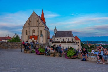 Znojmo, Çek Cumhuriyeti, 5 Temmuz 2024: Çek Cumhuriyeti 'nin Znojmo kentindeki Saint Nicholas Kilisesi ve Saint Wenceslas Şapeli' nin günbatımı