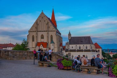 Znojmo, Çek Cumhuriyeti, 5 Temmuz 2024: Çek Cumhuriyeti 'nin Znojmo kentindeki Saint Nicholas Kilisesi ve Saint Wenceslas Şapeli' nin günbatımı