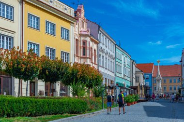 Mikulov, Çek Cumhuriyeti, 6 Temmuz 2024: Çek Cumhuriyeti 'nin Mikulov kentinin ana meydanı.