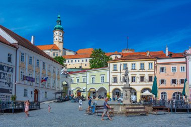 Mikulov, Çek Cumhuriyeti, 6 Temmuz 2024: Çek Cumhuriyeti 'nin Mikulov kentinin ana meydanı.