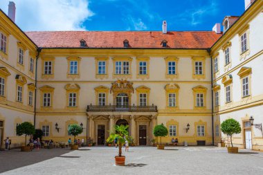 Valtice, Çek Cumhuriyeti, 6 Temmuz 2024: Çek Cumhuriyeti Valtice Şatosu 'nda yaz günü.