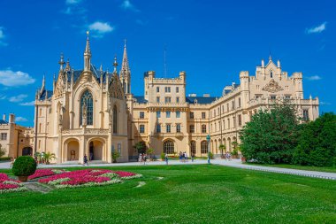 Lednice, Çek Cumhuriyeti, 6 Temmuz 2024: Çek Cumhuriyeti 'ndeki Lednice Şatosu' nda yaz günü.