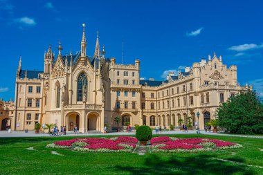 Lednice, Çek Cumhuriyeti, 6 Temmuz 2024: Çek Cumhuriyeti 'ndeki Lednice Şatosu' nda yaz günü.