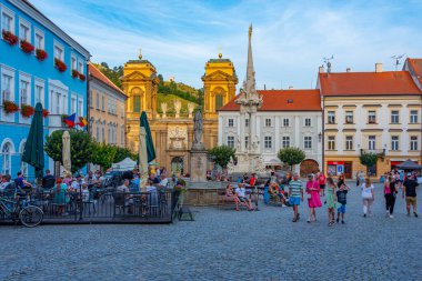 Mikulov, Çek Cumhuriyeti, 6 Temmuz 2024: Çek Cumhuriyeti 'nin Mikulov kentinin ana meydanı.