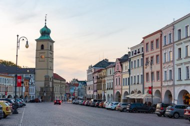 Litomysl, Çek Cumhuriyeti, 30 Ağustos 2024: Litomysl, Çek Cumhuriyeti 'ndeki Smetanovo isim meydanındaki saat kulesi.