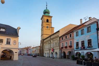 Litomysl, Çek Cumhuriyeti, 30 Ağustos 2024: Litomysl, Çek Cumhuriyeti 'ndeki Smetanovo isim meydanındaki saat kulesi.