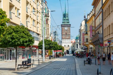 Pardubice, Çek Cumhuriyeti, 31 Ağustos 2024: Çek Cumhuriyeti 'nin Pardubice kentindeki Yeşil Kapı manzarası.