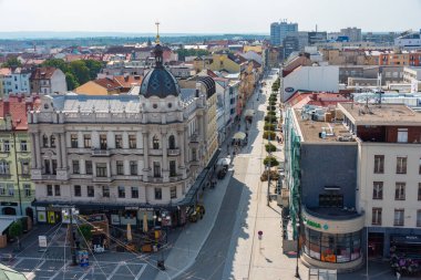 Pardubice, Çek Cumhuriyeti, 31 Ağustos 2024: Pardubice, Çek Cumhuriyeti 'nin merkezinde ticari cadde. IMAGE