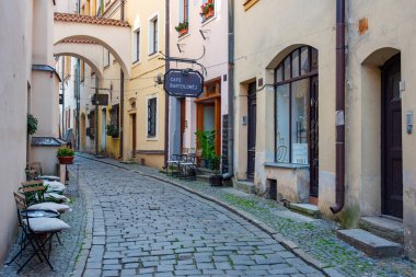 Pardubice, Çek Cumhuriyeti, 31 Ağustos 2024: Pardubice, Çek Cumhuriyeti 'nin merkezinde renkli evler. IMAGE