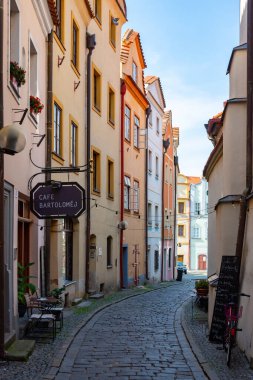 Pardubice, Çek Cumhuriyeti, 31 Ağustos 2024: Pardubice, Çek Cumhuriyeti 'nin merkezinde renkli evler. IMAGE