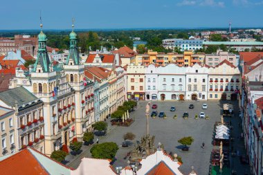 Pardubice, Çek Cumhuriyeti, 31 Ağustos 2024: Çek Cumhuriyeti 'nin Pardubice kentindeki Pernstynske belediyesinde tarihi belediye binası. IMAGE