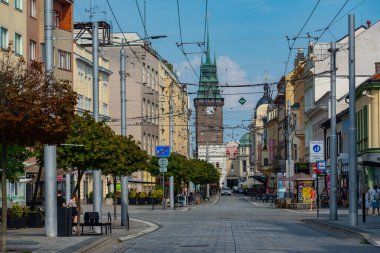Pardubice, Çek Cumhuriyeti, 31 Ağustos 2024: Çek Cumhuriyeti 'nin Pardubice kentindeki Yeşil Kapı manzarası.