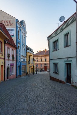 Chrudim, Çek Cumhuriyeti, 31 Ağustos 2024: Çek kasabasında renkli evler Chrudi.IMAGE