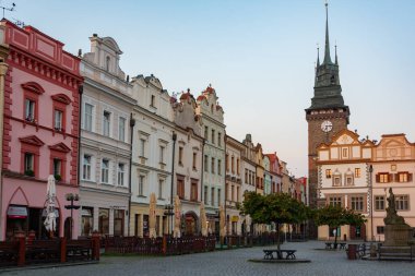 Pardubice, Çek Cumhuriyeti, 1 Eylül 2024: Çek Cumhuriyeti, Pardubice 'deki Pernstynske namesti' deki Veba Sütununun Gündoğumu