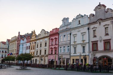 Pardubice, Çek Cumhuriyeti, 1 Eylül 2024: Pardubice 'nin merkezinde güneş doğarken renkli evler, Çek Cumhuriyeti. IMAGE