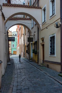 Pardubice, Çek Cumhuriyeti, 1 Eylül 2024: Pardubice 'nin merkezinde güneş doğarken renkli evler, Çek Cumhuriyeti. IMAGE