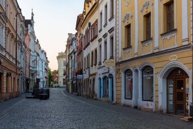 Pardubice, Çek Cumhuriyeti, 1 Eylül 2024: Pardubice 'nin merkezinde güneş doğarken renkli evler, Çek Cumhuriyeti. IMAGE