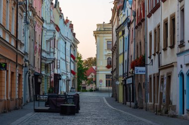 Pardubice, Çek Cumhuriyeti, 1 Eylül 2024: Pardubice 'nin merkezinde güneş doğarken renkli evler, Çek Cumhuriyeti. IMAGE