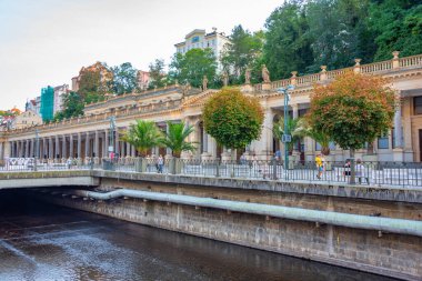 Karlovy Vary, Çek Cumhuriyeti, 6 Eylül 2024: Çek Cumhuriyeti Karlovy Vary 'nin merkezinde Mill Colonnade
