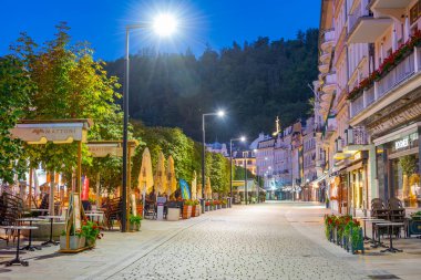 Karlovy Vary, 7 Eylül 2024: Çek Cumhuriyeti, Karlovy Vary gezinti alanındaki renkli evlerin gece görüşü.