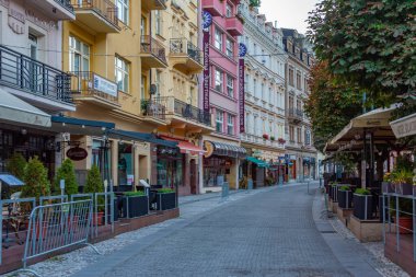 Karlovy Vary, Çek Cumhuriyeti, 7 Eylül 2024: Çek Cumhuriyeti Karlovy Vary gezinti alanındaki renkli evlerin gün doğumu manzarası
