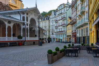 Karlovy Vary, 7 Eylül 2024: Karlovy Vary, Çek Cumhuriyeti 'ndeki pazar sütununun gece görüşü.