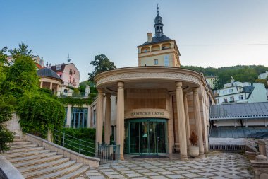 Karlovy Vary, 7 Eylül 2024: Çek Cumhuriyeti, Karlovy Vary gezinti güvertesinde kale yayı.