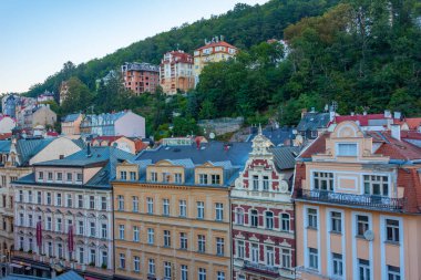 Karlovy Vary, Çek Cumhuriyeti, 7 Eylül 2024: Çek Cumhuriyeti Karlovy Vary gezinti alanındaki renkli evlerin gün doğumu manzarası